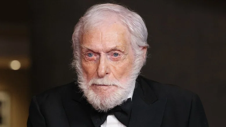 Dick Van Dyke avec cheveux et barbe blancs en costume de dîner et nœud papillon