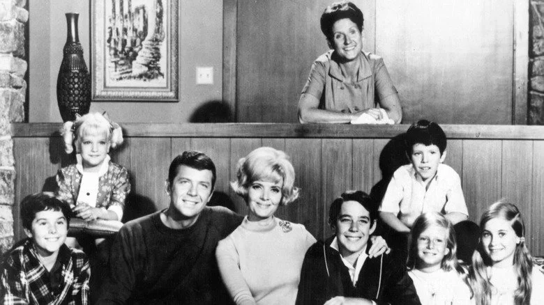 Photo promotionnelle mettant en vedette le casting de The Brady Bunch