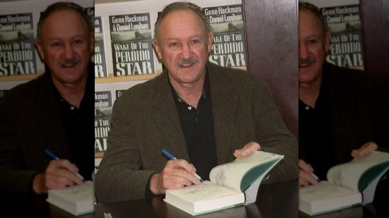Gene Hackman signant des copies de son roman Wake of the Perdido Star
