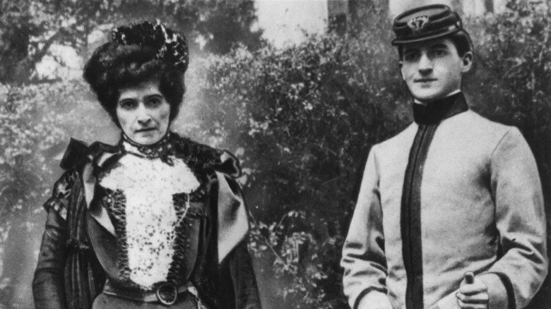 Cadet Douglas MacArthur avec sa mère en 1900