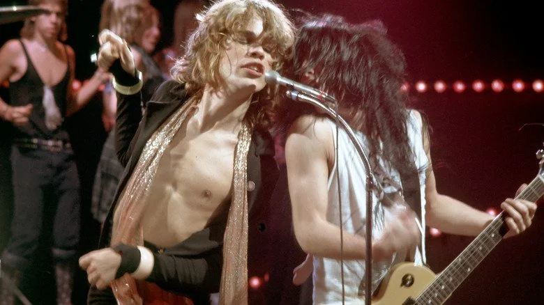 David Johansen et Johnny Thunders se produisant sur scène en 1973