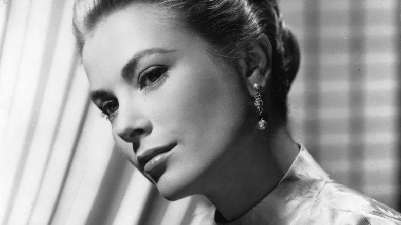 Grace Kelly, tête tournée sur le côté, posant