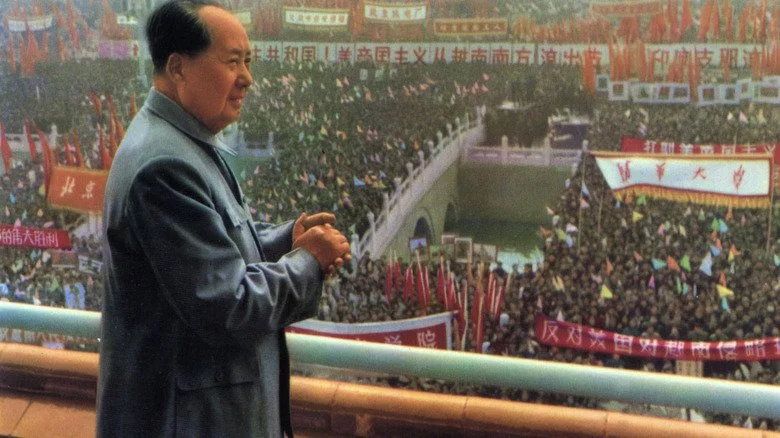 mao zedong before crowd
