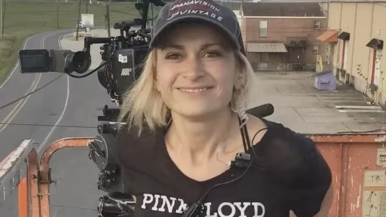Halyna Hutchins souriante sur le tournage de Rust, vêtue d'un t-shirt Pink Floyd