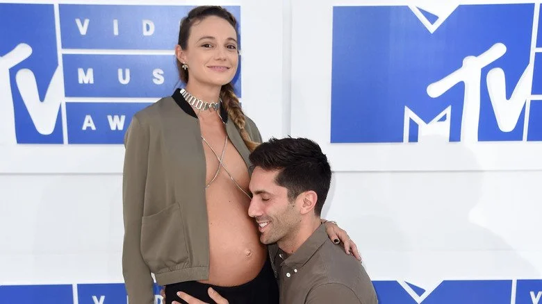 Nev Schulman embrassant le ventre de grossesse de Lauren Perlongo