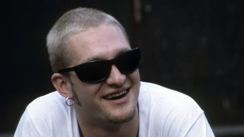 Layne Staley avec des lunettes de soleil souriant