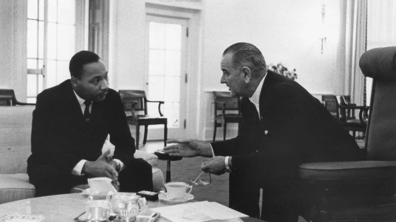 Martin Luther King Jr. et Lyndon B. Johnson parlant dans le Bureau Ovale