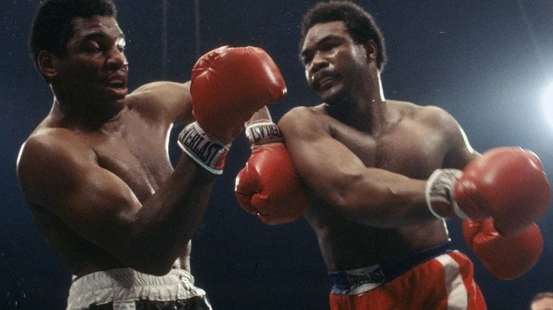 George Foreman portant un coup à Jimmy Young en 1977