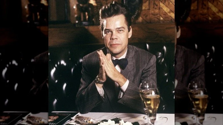 David Johansen en tant que Buster Poindexter assis à une table