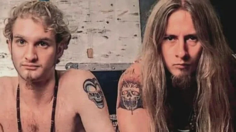 Layne Staley et Jerry Cantrell avec des tatouages de crâne