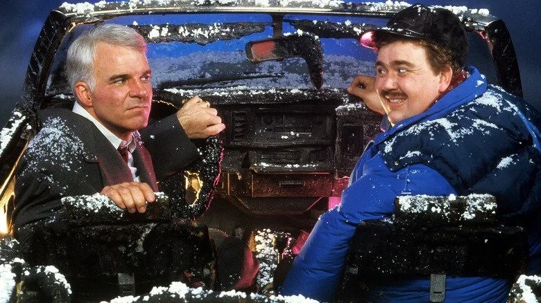 Steve Martin et John Candy dans une voiture détruite dans Un ticket pour deux