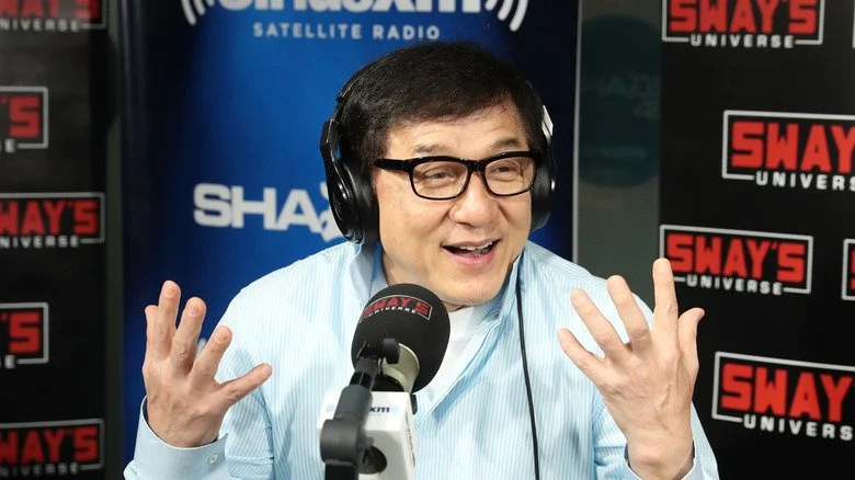 Jackie Chan avec des écouteurs