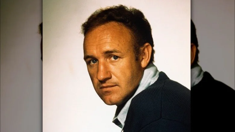 Gene Hackman posant pour un portrait