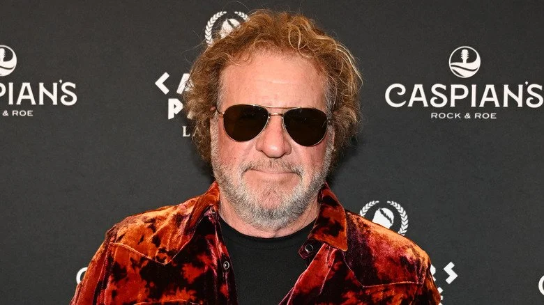 Sammy Hagar avant un spectacle de résidence à Las Vegas en 2025, sérieux avec des lunettes de soleil