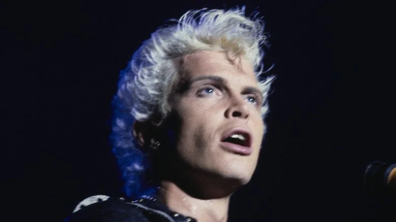 Billy Idol sur scène regardant au loin