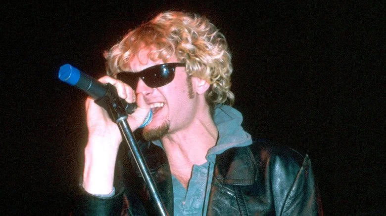 Layne Staley en lunettes de soleil tenant un micro