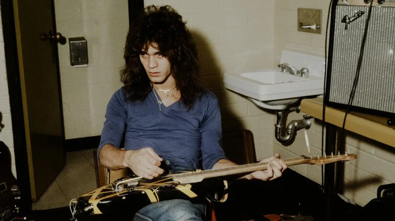 Eddie Van Halen jouant de sa guitare dans un vestiaire