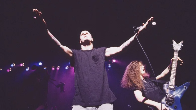 Phil Anselmo et Dimebag Darrell jouant sur scène au Japon en 1997