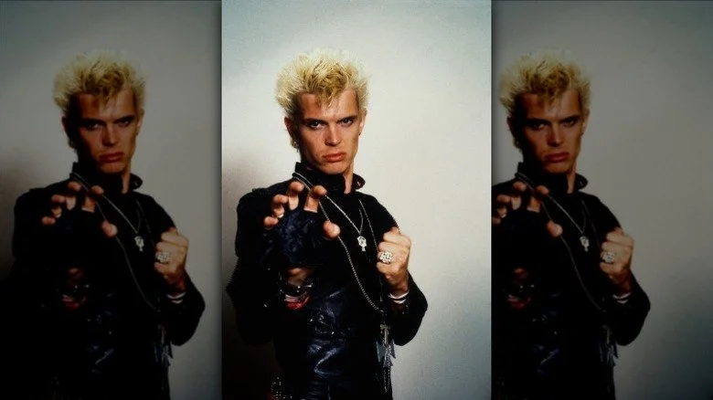 Billy Idol grimace à la caméra