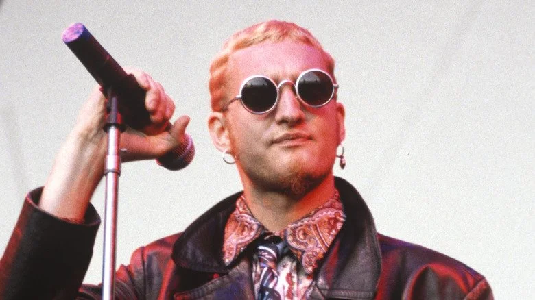 Layne Staley souriant avec des lunettes de soleil sur scène