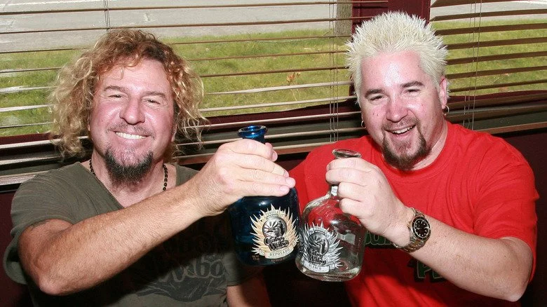 Sammy Hagar portant un toast avec des bouteilles de tequila