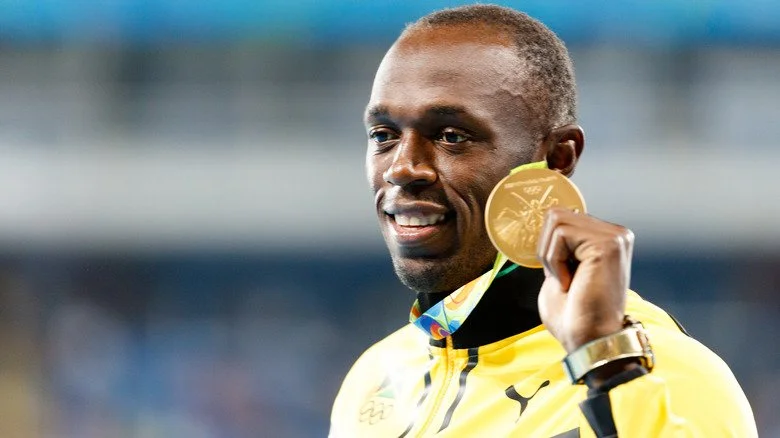 Usain Bolt tenant une médaille d'or