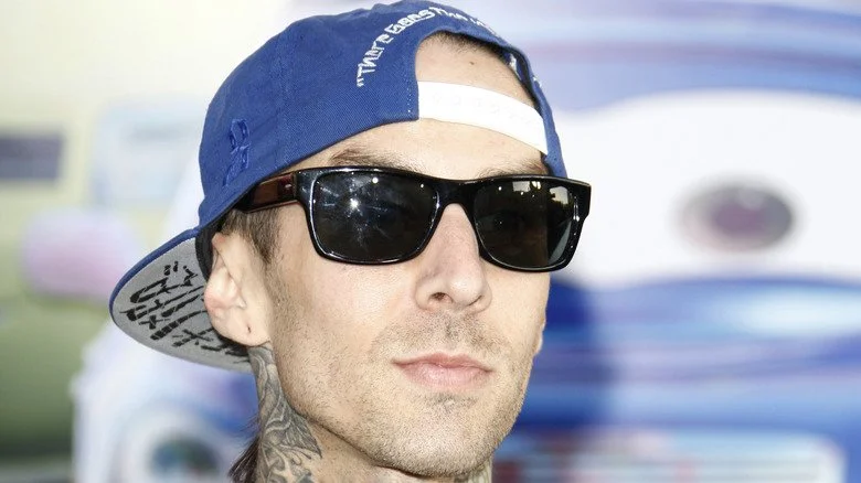 Travis Barker avec des lunettes de soleil et une casquette