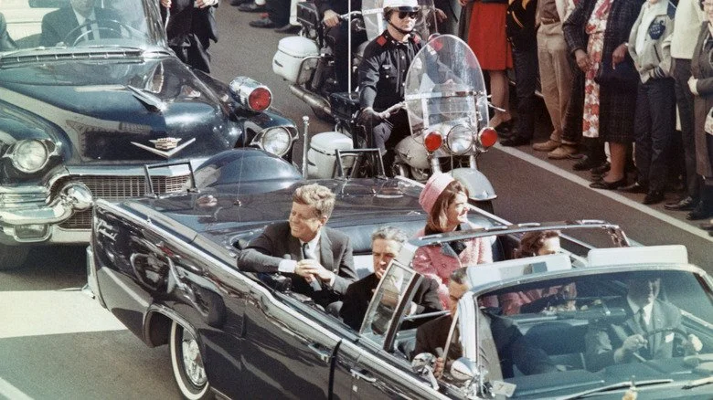 John F. Kennedy et Jackie Kennedy dans le défilé à Dallas avant l'assassinat