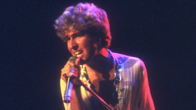 Sammy Hagar chantant sur scène dans les années 70