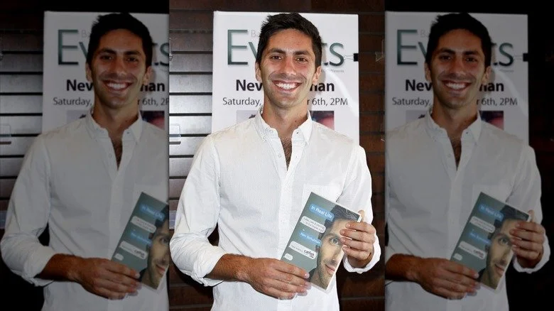 Nev Schulman posant avec un exemplaire de son livre