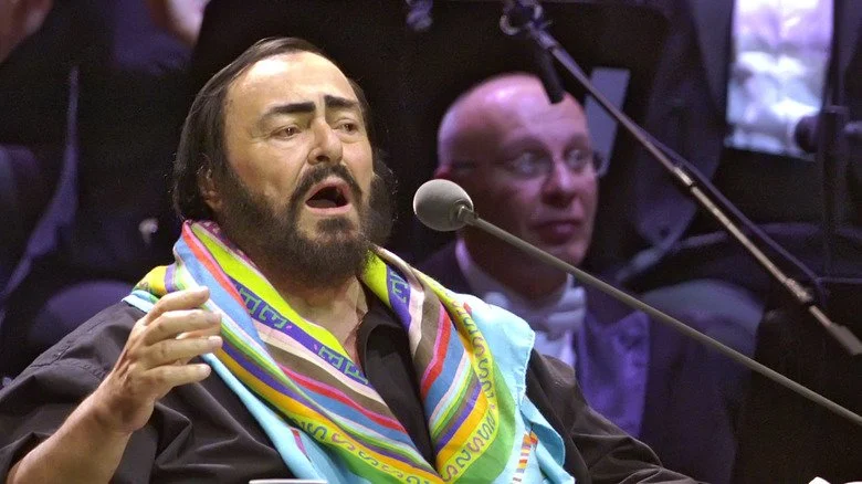 Luciano Pavarotti chantant