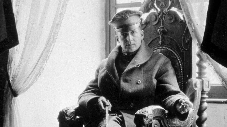 Le général MacArthur assis dans une chaise semblable à un trône