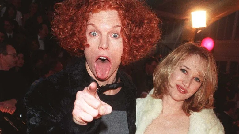 Carrot Top indique la caméra lors d'un événement sur le tapis rouge