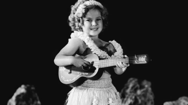 Shirley Temple jouant du ukulélé