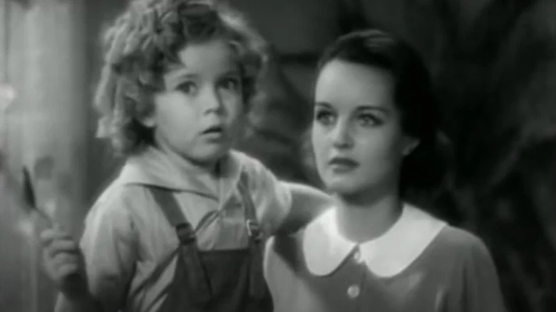 Shirley Temple tenant une cuillère dans Curly Top