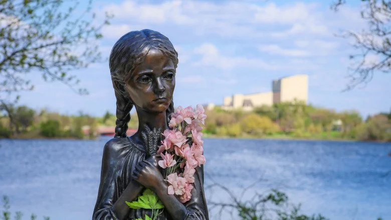 monument to the holodomor in canada