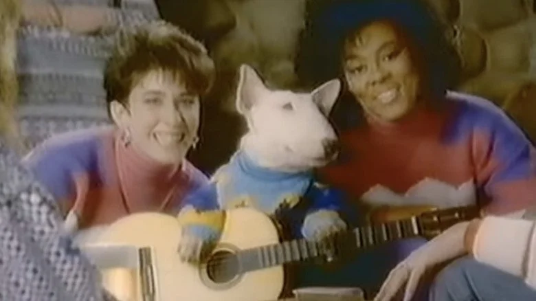 Spuds MacKenzie jouant de la guitare