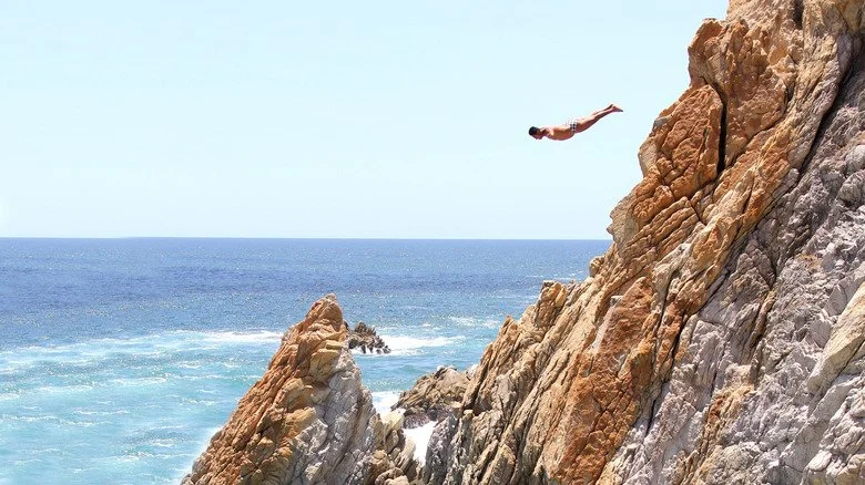 Personne plongeant depuis une falaise