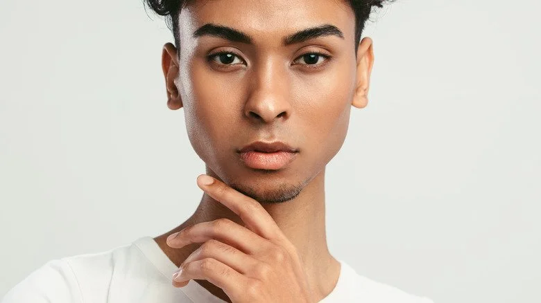 Homme avec des traits faciaux presque symétriques