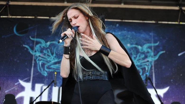 Jill Janus de Huntress chantant sur scène au Mayhem Festival en 2013