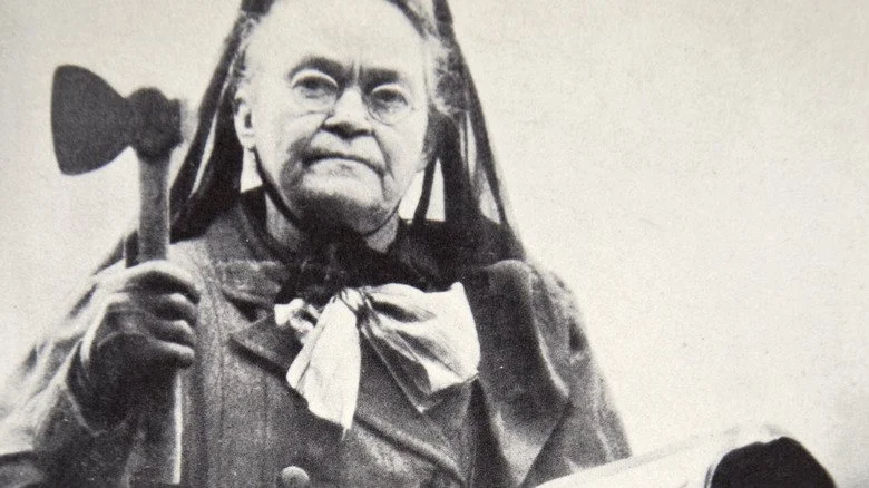 Carrie Nation avec hache et Bible