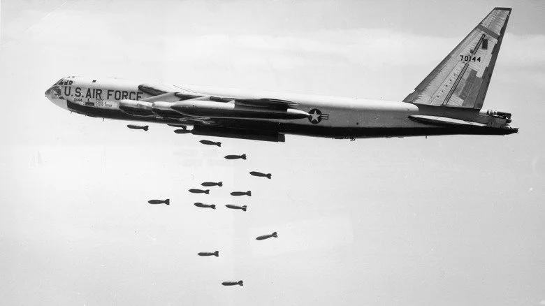 Avion de l'USAF larguant des bombes sur le Vietnam