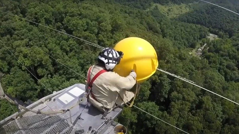 Installation de marqueurs sphériques sur les lignes électriques