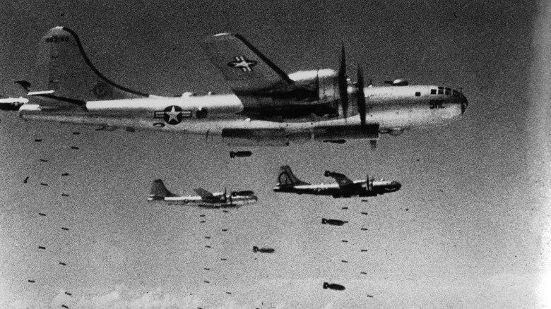 Avions larguant des bombes pendant la Guerre de Corée