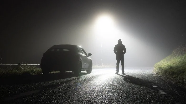 Scène de la route la nuit