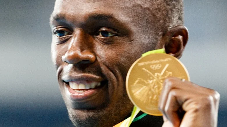 Usain Bolt avec la médaille d'or olympique
