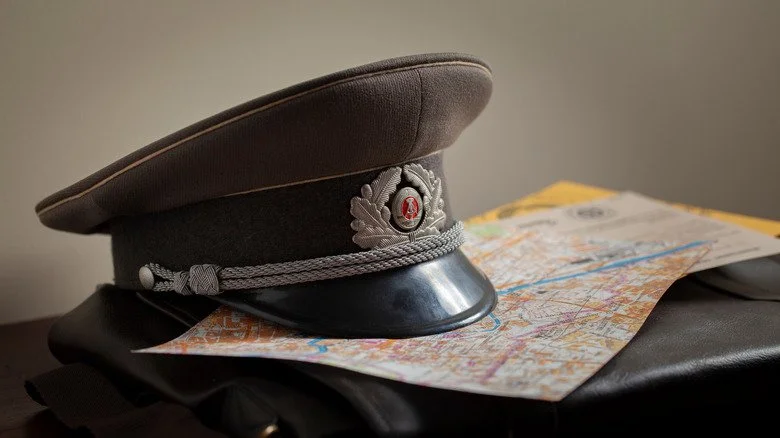 Casquette militaire soviétique sur une carte