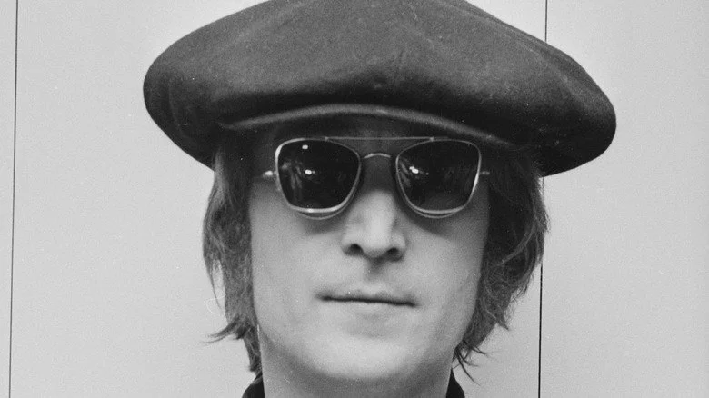 John Lennon posant pour une photo