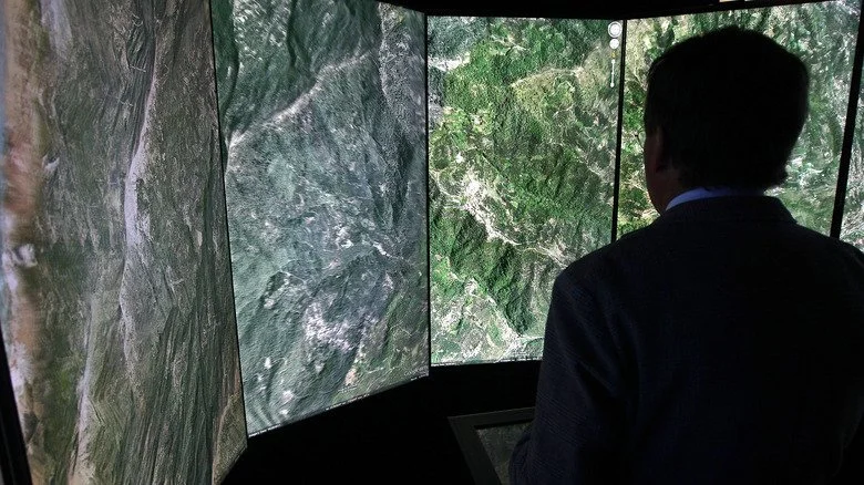 Homme examinant des images de Google Earth