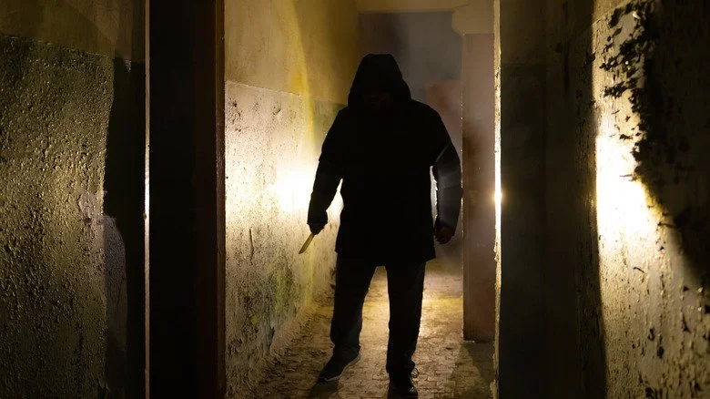 Silhouette d'un homme avec un couteau